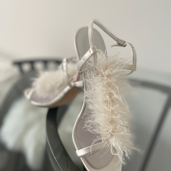 Manolo Blahnik Sexy (Like Sex in the City) Feather White Satin Strappy Sandals - Picture 3 of 10